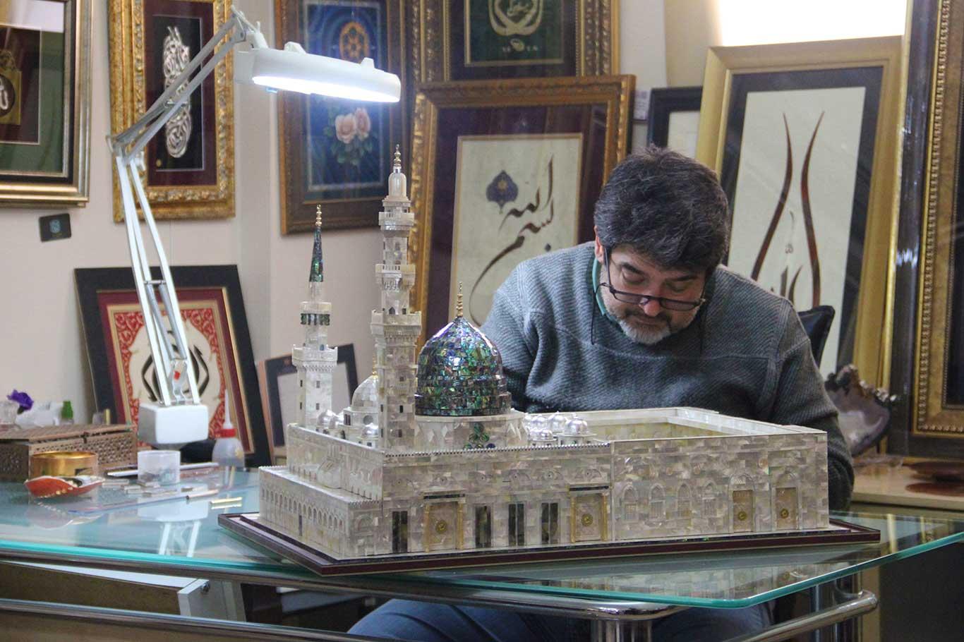 Adanalı öğretmen, sedef parçalarından Mescid-i Nebi maketini yaptı Adanalı öğretmen, sedef parçalarından Mescid-i Nebi maketini yaptı
